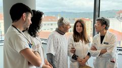 Antol�n dos Santos, el primer paciente del CHUO que participa en el proyecto, junto a varios de los m�dicos ourensanos que lideran el proyecto.