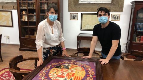 �lex Cedeira, alumno del m�ster de la UDC, junto a la conservadora del Museo Naval, donde el estudiante ha hecho sus pr�cticas curriculares