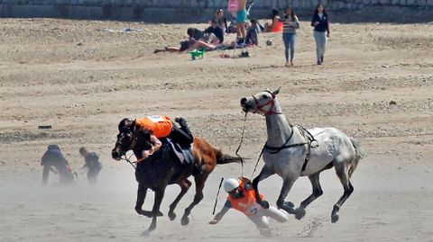 Cada de uno de los participantes en las carreras de caballos en la playa de Santa Marina de Ribadesella