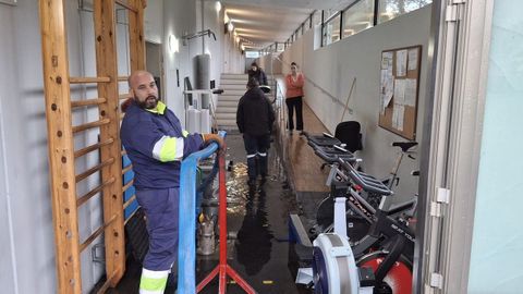 Un pasillo inundado en el edificio del gimnasio municipal de Chantada