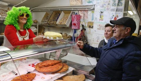 Los placeros de As Cochi�as repartieron filloas entre los clientes. 