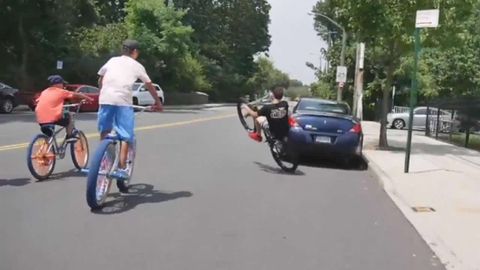 �Esquiva el coche�, j�venes ciclistas jug�ndose un accidente