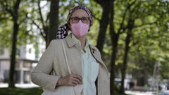 De alto riesgo y dos meses a la espera. Magda Bernal fue citada para vacunarse en abril pero no pudo ya que le correspond�a AstraZeneca, contraindicada para personas que, como ella, est�n con quimioterapia. Esta semana fue citada de nuevo y hoy ser� pinchada con Pfizer en Oza.
