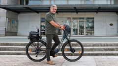 O concelleiro Marcos Fajardo ca bicicleta que emprega para ir a traballar
