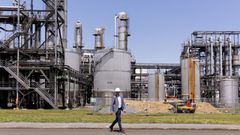 curtis.Nueva planta. Un t�cnico caminaba este jueves por las instalaciones de la nueva factor�a que prepara Vertex Bioenergy en el pol�gono de Curtis-Teixeiro. En Bioetanol Energy producir�n CO2 biog�nico. La compa��a anuncia una inversi�n de 60 millones en los dos pr�ximos a�os