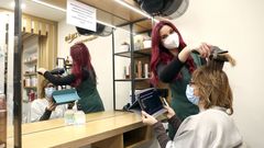 Tras 16 a�os en la peluquer�a Bego�a Guzm�n, a Sara G�mez, sorda de nacimiento, las mascarillas le suponen ahora una barrera. La due�a (a la que en la imagen hace un peinado) busc� una aplicaci�n que le facilita entender a las clientas