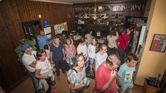 Un grupo de turistas visitando las instalaciones de la bodega Regina Viarum en Sober