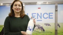 Carmen Lence, con la botella reciclada en la que envasan leche fresca