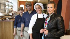 Lucia Guti�rrez (a la derecha) se encarg� del nuevo vestuario laboral de los empleados de la cafeter�a Zahara, con los que posa en la imagen 