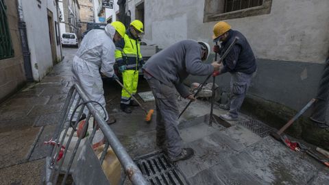 Imagen de archivo de la reparacin por parte de Viaqua de una avera en la red de abastecimiento en la cntrica ra da Raa, en el casco histrico