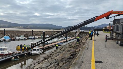 Este viernes se intent� sin �xito retirar la embarcaci�n hundida bajo el pantal�n