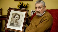 Gabriel, con una foto de su madre, en una imagen de archivo