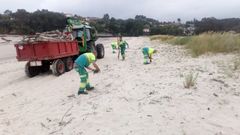 Los servicios de limpieza de la paya de Mi�o en una foto de archivo