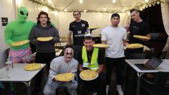 Participantes en el concurso de comer tortillas organizado por Casa Marabina