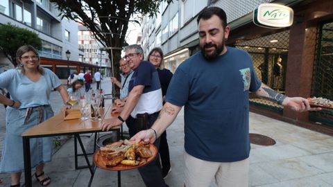 DJ en la calle peatonal de Boiro