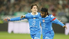 Lookman celebrando su gol con Giuliano Simeone