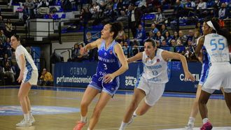 Clem Samson en una acci&oacute;n de la ida de los octavos de final de la Eurocup Women. 