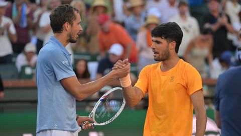 Daniil Medv&eacute;dev y Carlos Alcaraz se saludan tras el encuentro en Indian Wells