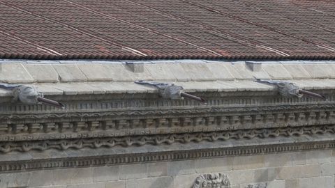 Las lanzas colocadas en las bocas de las piezas escult�ricas han generado pol�mica en los �ltimos d�as