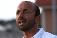 El t�cnico, contento con el juego.