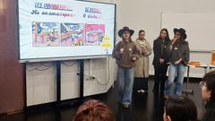 Alumnas de la facultad de Educaci�n y Trabajo Social del campus de Ourense, durante los�talleres �100 a�os de Ren� Goscinny: descubre el c�mic en franc�s�.