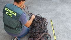 Un agente con material sustra�do