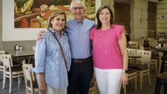 Adelia Feijoo, Benito Domnguez y Mila Lorenzo, en la Pizzera Montana de Celanova, en la que han trabajado desde 1990.