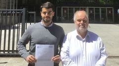 Andr�s Soto S�nchez, a la izquierda, tras elegir especialidad en el Ministerio de Sanidad, acompa�ado por su padre, Andr�s Soto Varela