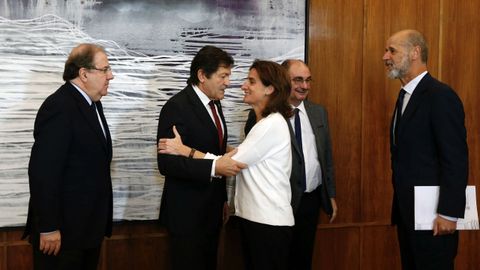 El presidente del Principado, Javier Fernndez, saluda a la ministra de Transicin Ecolgica, Teresa Ribera, en presencia del presidente de Castilla y Len, Juan Vicente Herrera; el presidente de Aragn, Javier Lambn; y del secretario de Estado de Energa, Jos Domnguez Abascal 