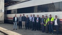 �lvaro Fern�ndez Heredia (en el centro, con gafas), con miembros del equipo de Renfe en Galicia, durante su visita a la base de mantenimiento de Ourense.