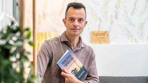 Carlos Calleja, escritor y docente, presenta �Principios de opositor�