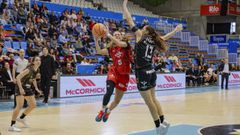 Kristin Williams tratando de finalizar una jugada ante la defensa de una jugadora del Valencia