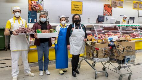 Olga Llaneza, cocinera del comedor AMICOS, y Jos� Manuel Vizc�n, voluntario, recogen los productos en el supermercado Alimerka de La Mayacina (Mieres)