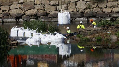 Colocan grandes sacos en el ro Mio en Lugo para reconstruir el caneiro de Acea de Olga