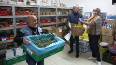 C�ritas Ribeira reparti� a lo largo de la semana lotes de alimentos entre las familias necesitadas.