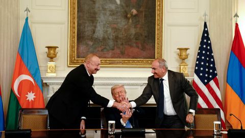 Trump junto a los presidentes de Armenia y Azerbaiyán.