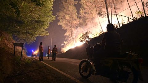 Labores de extinci�n del incendio en Couto de Cima y Couto de Baixo, en Viseu