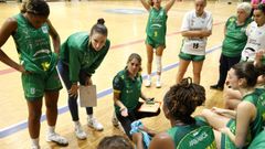 Marita Janeiro dando instrucciones a su equipo durante un tiempo muerto