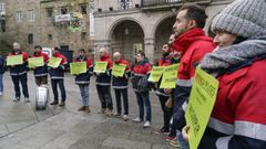 Los bomberos protestaron por la situaci�n del parque mientras se celebraba el pleno municipal.