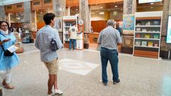 Un grupo de ciudadanos hace cola en una oficina de Correos en el �ltimo d�a habilitado para depositar el voto por v�a postal.