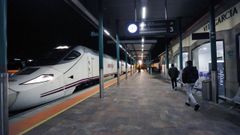 El tren que continuar� conectando Vilagarc�a con Madrid hace escala en la estaci�n arousana a las seis de la ma�ana