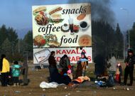 Refugiados esperan en un aparcamiento a pasar la frontera de Grecia con Macedonia. 