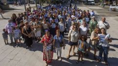 La Praza do Concello fue el lugar elegido, en plena feria y a las doce del mediod�a, para que profesionales del �rea sanitaria y otros relacionados o interesados mostrasen su apoyo a la iniciativa de conectar mediante bus regular Carballo con el Chuac y otros hospitales. El alcalde, Daniel P�rez, los acompa�� ante de la entrevista con las representantes y promotoras