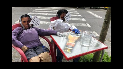 Dos compadres representaron a Pedro S�nchez y Pablo Iglesias en la terraza de un bar de Ferreira de Pant�n