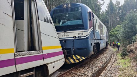 El lugar del percance, a poco más de un kilómetro del apeadero de Loiba, con el Costa Verde Express y el tren que evacuó a los viajeros