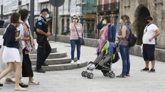 La Polic�a Local de Viveiro informa a viandantes sobre el cierre de la comarca