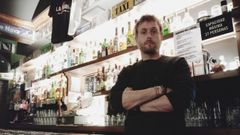 David Barroso, tras la barra de La Mina, se prepara para vaciar neveras y recoger el local antes de cerrar