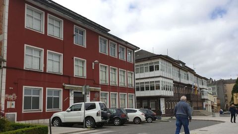A la izquierda, edificio del Centro Cultural e Recreativo; al fondo, la Casa do Concello de Vilalba