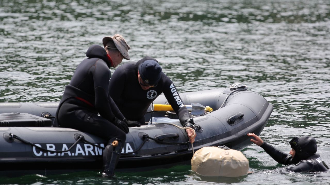 Buceadores de la Armada en Ferrol neutralizan una bomba de aviación en ...