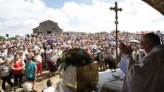 El obispo Alfonso Carrasco ofici� una misa de campa�a ante una multitud de romeros